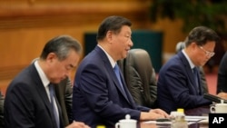 中国领导人习近平与所罗门群岛总理杰里迈亚·马内莱(Jeremiah Manele)在北京人大会堂举行会谈时讲话。（2024年7月12日）