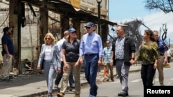 美国总统拜登和第一夫人吉尔·拜登在夏威夷州长格林的陪同下视察毛伊岛拉海纳镇的灾情。（2023年8月21日）