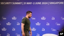 乌克兰总统泽连斯基在新加坡举办的香格里拉对话会议期间前去出席一个记者会。（2024年6月2日）