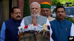 সোমবার ১৮ সেপ্টেম্বর থেকেই সংসদে বিশেষ অধিবেশন শুরু হয়েছে। অধিবেশন শুরুর আগেই প্রধানমন্ত্রী নরেন্দ্র মোদী সংবাদদাতাদের বলেন, এই অধিবেশনে ঐতিহাসিক সিদ্ধান্ত নেওয়া হবে।