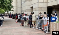 香港民主派初选47人案，16名不认罪被告2024年5月30日颁布裁决，受到公众关注。有大批香港市民到西方龙裁判法庭排队旁听。 (美国之音照片)