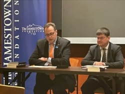 拉脱维亚驻美大使赛尔嘉（Maris Selga）(左）2023年3月7日出席詹姆斯敦基金会举办的活动。（美国之音薛小山拍摄）