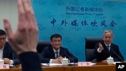 2023年4月26日，中国外交部欧亚司副司长于骏（中）在中国国家主席习近平与乌克兰总统泽连斯基通电话后的简报会上。（美联社照片）
