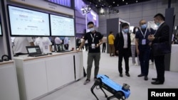 资料照：上海举办的华为全联接大会上展示的机器狗。（2023年9月23日）