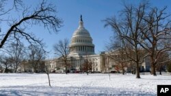 ຫໍລັດຖະສະພາສະຫະລັດ ໃນວໍຊິງຕັນ, ວັນທີ 17 ມັງກອນ 2024.​ ລັດຖະສະພາ ໄດ້ສ່ົງຮ່າງກົດໝາຍການໃຊ້ຈ່ານໄລຍະສັ້ນ ໃຫ້ປະທານນາທິບໍດີ ໂຈ ໄບເດັນ ເພື່ອຫລີກລ້ຽງການປິດລັດຖະບານບາງສ່ວນ ທີ່ກໍາລັງຈະເກີດຂຶ້ນ ແລະສະຫນອງທຶນ ໃຫ້ແກ່ໜ່ວຍງານຕ່າງໆ ຂອງລັດຖະບານກາງ ຈົນເຖິງເດືອນມີນາ