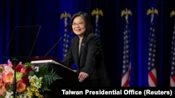 台湾总统蔡英文在加州洛杉矶对台湾社区举行的欢迎活动上讲话。（2023年4月6日）