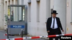 تصویری از یک شهروند یهودی آلمانی در نزدیکی یک کنیسه و مرکز آموزش یهودیان در برلین که هدف حمله با کوکتل مولوتوف قرار گرفت. ۲۶ مهر ۱۴۰۲ 