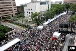 台湾立法院就改革法案举行投票之际，支持民进党的民众聚集在台北的立法院外。(2024年5月28日)