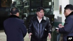 ໃນພາບທີ່ໄດ້ຮັບການສະໜອງໂດຍລັດຖະບານເກົາຫຼີເໜືອ, ຜູ້ນໍາເກົາຫຼີເໜືອ ທ່ານກິມ ຈົງ ອຶນ, ກາງ, ກວດກາໃນຂະນະທີ່ທ່ານທ່ຽວຊົມໂຮງງານຜະລິດອາວຸດໃນເກົາຫຼີເໜືອ, ວັນທີ 8-9 ມັງກອນ 2024.