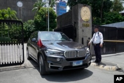 2023年8月7日，一辆外交牌照的轿车从中国驻马尼拉大使馆驶出。菲律宾外交部就一艘大型中国海警船在南中国海菲律宾专属经济区内使用水炮对一艘菲律宾补给船实施拦阻和攻击一事，召见中国驻马尼拉大使表达抗议。