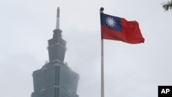 资料照片：台湾的青天白日满地红旗帜在台北101大楼旁飘扬。（2023年5月7日）