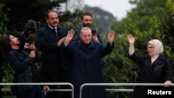 Presidenti Recep Tayyip Erdogan duke i folur mbështetësve pas rezultateve të para të balotazhit presidencial, Stamboll, Turqi.