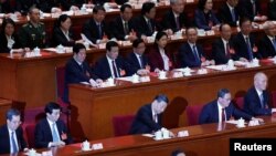 中国领导人习近平在北京人大会堂出席全国人大会议闭幕式期间投票。（2024年3月11日）