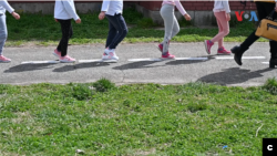 Се иселуваат цели семејства и децата ги отпишуваат од училиштата