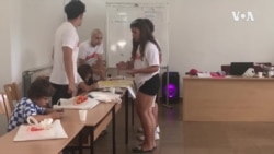 Деца на иселеници го изучуваат македонскиот јазик