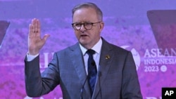នាយករដ្ឋមន្ត្រីអូស្ត្រាលី លោក Anthony Albanese ថ្លែងនៅក្នុងវេទិកាអាស៊ាន-ឥណ្ឌូប៉ាស៊ីហ្វិក នៅរដ្ឋធានីហ្សាការតា ប្រទេសអូស្ត្រាលី កាលពីថ្ងៃទី ៦ ខែកញ្ញា ឆ្នាំ ២០២៣។ (Adek Berry/Pool Photo via AP)