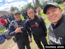 李小三(中)在哥伦比亚和当地警察一起抓劫匪