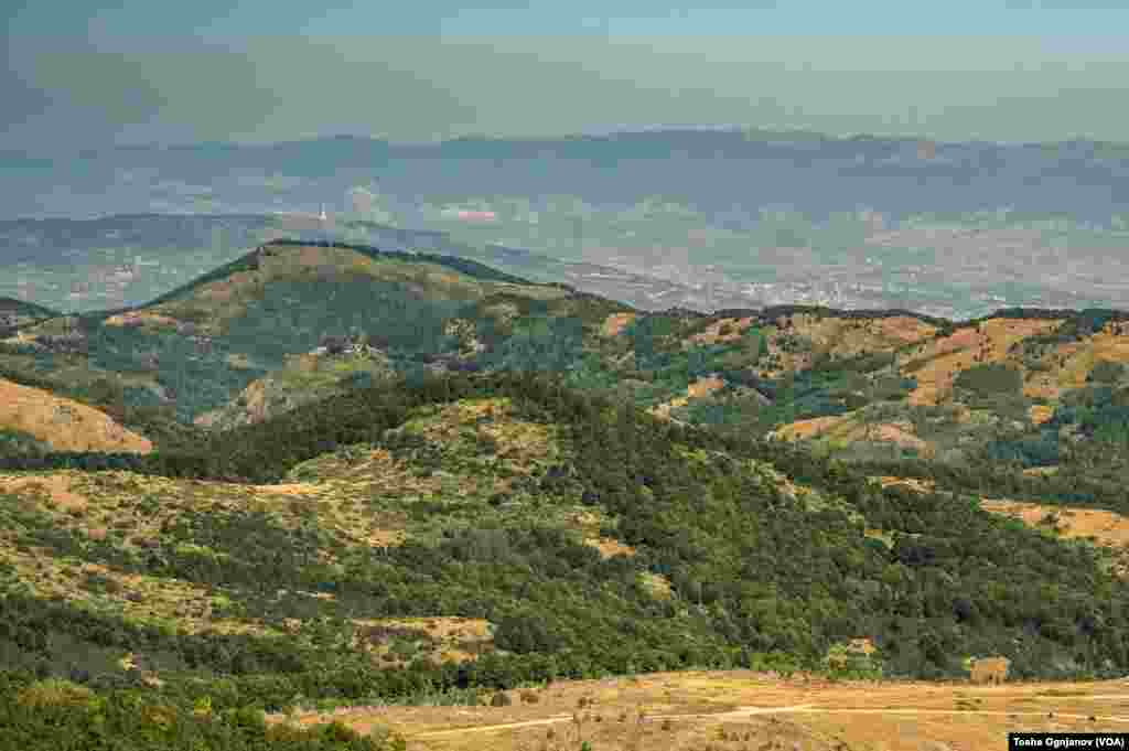 Солунска глава, 2.540 метри надморска висина. Врв од кој се гледа речиси целата држава, но и загадувањето надвиснато над скопската котлина