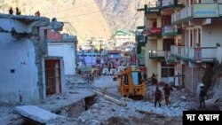 অলকানন্দা নদীর পাড়ে রাস্তা কাটার কাজ হচ্ছিল। সেখানের শ্রমিকেরাই বিশ্রাম নেওয়ার জন্য ওই বাড়িটিতে গিয়েছিলেন। তখনই এই ভয়াবহ বিপত্তি ঘটে। আচমকা ধসে পড়ে বাড়িটি। চাপা পড়ে যান সকলে।