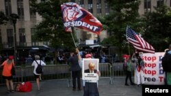 Поддржувач на поранешниот американски претседател вее знаме пред кривичниот суд на Менхетн за време на расправата на поротата во неговото судење во Њујорк, 29 мај 2024 година
