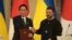 Премьер-министр Японии Фумио Кисида (слева) и президент Украины Владимир Зеленский приветствуют друг друга после подписания совместных документов в Киеве, Украина. 21 марта 2023 года.