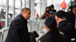 앨빈 브래그 미국 뉴욕시 맨해튼 지방검사장이 24일 맨해튼 지검 청사 안으로 들어가고 있다. 