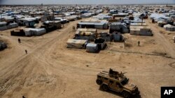 Kürd qüvvələri Suriyanın Hasake əyalətində İslam Dövləti qruplaşması üzvlərinin ailələrinin yerləşdiyi əl-Hol düşərgəsində patrul çəkir, 19 aprel 2023-cü il.