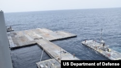 加沙正在兴建的一座浮动码头。（2024年4月29日）