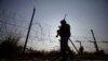 FILE - Seorang prajurit Pasukan Keamanan Perbatasan India (BSF) berpatroli di pos perbatasan internasional Paharpur India-Pakistan di distrik Kathua, sekitar 110 kilometer dari Jammu, India, Jumat, 6 Desember 2013. (AP/Channi Anand)