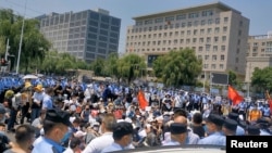 资料照：中国警察在河南郑州包围了抗议银行爆雷的民众。（2022年5月23日）