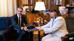 Kryeministri grek Mitsotakis duke marrë dekretin për zgjedhjet nga Presidentja Sakellaropoulou (22 prill 2023)