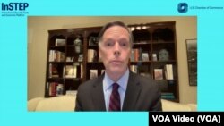 2023年2月27日，美国驻华大使伯恩斯通过视频参加美国商会主办的研讨会。（视频截图）