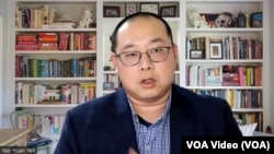 位于美国德州的圣汤玛斯大学国际研究讲座教授叶耀元(美国之音视讯采访截图)