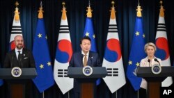 韩国总统尹锡悦在首尔同欧洲理事会主席米歇尔和欧盟委员会主席冯德莱恩举行联合记者会。（2023年5月22日）