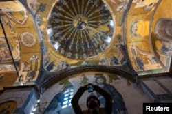Seorang pengunjung mengambil foto di Museum Chora atau Masjid Kariye, salah satu gereja Bizantium paling terkenal di kota itu yang diubah menjadi masjid pada 2020. (Foto: Reuters)