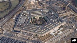 Kantor Departemen Pertahanan AS atau Pentagon di Arlington, Virginia (foto: dok). Sebuah studi baru Pentagon, yang meneliti laporan penampakan UFO selama hampir satu abad terakhir, tidak menemukan bukti adanya alien atau kecerdasan luar bumi. (Foto: Patrick Samansky/AP Photo)