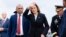 អនុប្រធានាធិបតី អ្នកស្រី Kamala Harris គ្រវីដៃពេលមកដល់មូលដ្ឋានកងឆ្មាំជាតិ Delaware Air National Guard Base ក្នុងទីក្រុង New Castle រដ្ឋ Delaware ថ្ងៃទី២២ ខែកក្កដា ឆ្នាំ២០២៤។