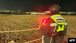 在日本发生强震后，韩国海岸警卫队成员在面临日本海的江陵市海岸巡逻。（2024年1月1日）