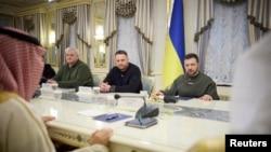 2023年2月26日，乌克兰总统泽连斯基（右），与沙特外交大臣费萨尔·本·法尔汉·阿勒沙特在基夫举行会议。