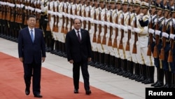 2024年5月29日，中国国家主席习近平和埃及总统阿卜杜勒·法塔赫·塞西在北京人民大会堂举行的欢迎仪式上检阅仪仗队。