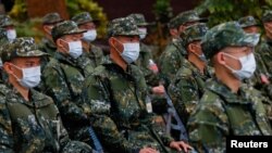 台湾第一批新兵在台中一处营区开始服为期一年的义务兵兵役。台湾新的义务兵兵役制度从4个月延长至一年，2024年元旦开始生效。（2024年1月25日）