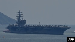 যুক্তরাষ্ট্র নৌবাহিনীর পারমাণবিক সক্ষমতা সম্পন্ন বিমানবাহী রণতরী ইউএসএস রনাল্ড রিগান দানাং-এর একটি বন্দরে নোঙর করছে (২৫ জুন, ২০২৩) 