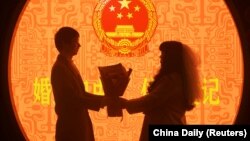 中国浙江省杭州市婚姻登记处的一对新人在情人节登记结婚（2023年2月14日）