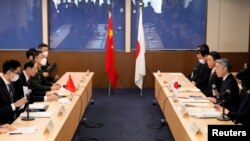 日本外务省外务审议官山田重夫（右二）与中国外交部副部长孙卫东（左二）在东京举行日中安全对话。（2023年2月22日）