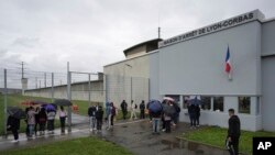 የእስር ቤቱ እይታ ከኮርባስ ማረሚያ ቤት ውጭ በተደረገው ተቃውሞ ተሰብሰበው፣ ሊዮ፣ ፈረንሳይ አአ ግንቦት 15/2024