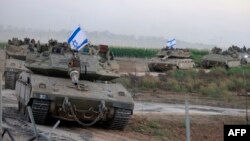 以色列一个坦克车队开赴加沙边境。（2023年10月12日）