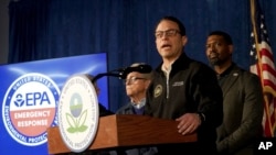 宾夕法尼亚州州长夏皮罗在俄亥俄州东巴勒斯坦举行的记者会上。（2023年2月21日）