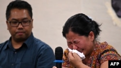 ম্যানিলায় একটি ফৌজদারি অভিযোগ দায়ের করার পরে একটি সংবাদ সম্মেলনের সময় মিয়ানমারের এক নাগরিক কান্নায় ভেঙে পড়েন। ২৫ অক্টোবর, ২০২৩।