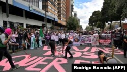 Para perempuan berdemo di depan kantor polisi untuk memprotes femisida atau pembunuhan terhadap perempuan di Ekuador setelah seorang perempuan, Maria Belen Bernal, diduga dibunuh oleh suaminya yang seorang polisi, di Quito, Ekuador, 1 Oktober 2022. (Foto: Rodrigo Buendia/AFP)