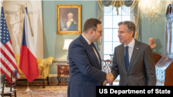 美国国务卿安东尼·布林肯（Antony Blinken）和捷克外交部长扬·利帕夫斯基（Jan Lipavsky 左）2023年5月2日在华盛顿会面。（美国国务院）